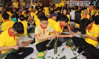 Ngày giáp Tết, bạn trẻ chung tay gói bánh chưng, bánh tét tặng người nghèo 