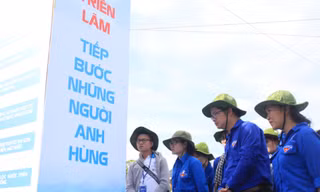 Khai mạc triển lãm “Tiếp bước những người anh hùng“