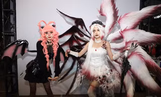 Bạn trẻ được vây quanh chụp ảnh với màn hóa trang ấn tượng đêm Halloween 