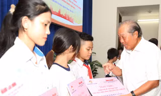 Tặng quà đồng bào Khmer dịp Tết Chôl Chnăm Thmây