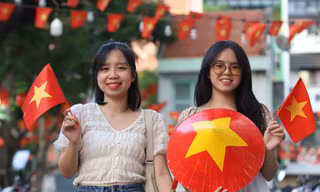 Giới trẻ hào hứng check-in với cờ Tổ quốc dịp 30/4
