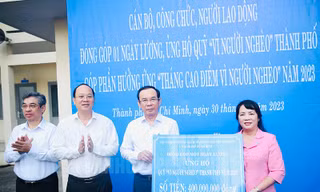 Cơ quan chuyên trách Thành uỷ TPHCM đóng góp 400 triệu đồng giúp người nghèo