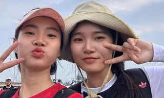 Hai chị em đi bộ 70 km về quê ăn Tết