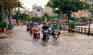 Người dân dài cổ mong dự án chống ngập hoạt động