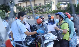 TPHCM: Người, xe ra đường nhộn nhịp khi đang giãn cách