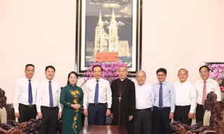Bí thư Thành ủy TPHCM Nguyễn Văn Nên thăm, chúc mừng Giáng sinh tới Tổng Giám mục Tổng Giáo phận TPHCM Nguyễn Năng