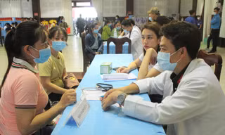 Bác sĩ áo lính hết lòng vì dân