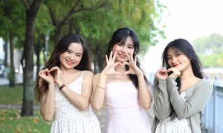 Điểm check in mới của giới trẻ Sài thành: Hàng cây lộc vừng thay lá đậm sắc thu