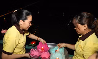 Người dân TPHCM đổ về chùa Pháp Hoa thả hoa đăng mừng Phật đản 