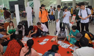 Bạn trẻ sôi nổi nhảy flashmob, ca hát, thi tài robot... ở ngày hội Tân sinh viên