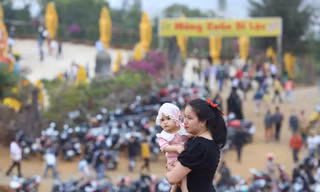 Người dân xứ Quảng nô nức du xuân ở ngôi chùa có tượng Phật cao nhất nước