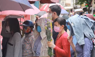 Người dân Sài Gòn đeo khẩu trang đi chùa ngày Phật đản