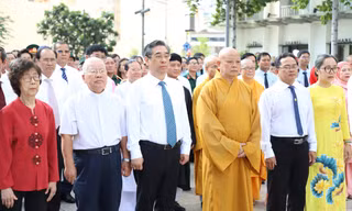 Dâng hương tưởng nhớ Chủ tịch Hồ Chí Minh và Chủ tịch Tôn Đức Thắng