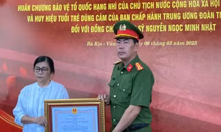 Truy tặng Huân chương bảo vệ Tổ quốc cho chiến sĩ hi sinh khi khống chế kẻ ngáo đá