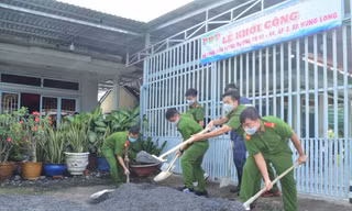  Đoàn viên, chiến sĩ tình nguyện hỗ trợ người dân xây dựng nông thôn mới