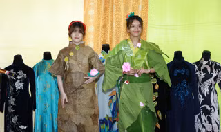 Bạn trẻ trình diễn thời trang làm từ lá cây