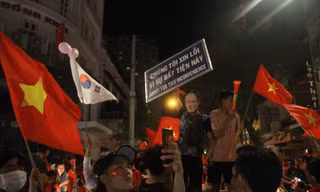 'Cười chảy nước mắt' với những tấm biển hài hước của CĐV