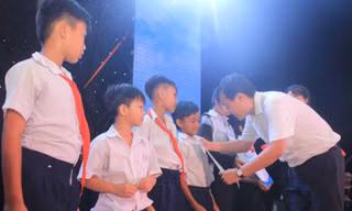 Bí thư thứ nhất T.Ư Đoàn, Chủ tịch Hội Liên hiệp Thanh niên Việt Nam Lê Quốc Phong tặng học bổng cho các em học sinh Côn Đảo.
