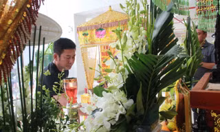 Hồng Tơ, Tấn Beo cùng nhiều đồng nghiệp, bạn hữu đến viếng cố NSƯT Chánh Tín