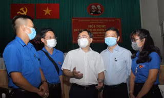 Ông Nguyễn Anh Tuấn, Bí thư thứ nhất T.Ư Đoàn, trao đổi cùng các bạn đoàn viên, thanh niên tại buổi tiếp xúc cử tri sáng 13/5