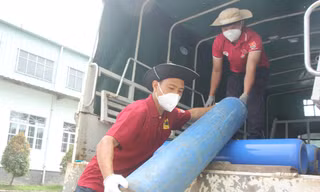 Những chàng trai mang bình oxy cứu chữa bệnh nhân F0