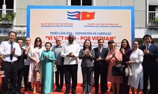 Lãnh đạo hai nước Việt Nam - Cuba dự khai mạc triển lãm 'Vì Việt Nam – Por Vietnam'