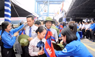 Đại biểu Tàu Thanh niên Đông Nam Á - Nhật Bản bắt đầu lưu giữ kỷ niệm tại TPHCM