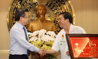 Phó Bí thư Thường trực Thành ủy TPHCM Nguyễn Thanh Nghị thăm gia đình thầy thuốc tiêu biểu