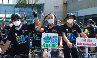 Hoa hậu H'Hen Niê năng động đạp xe khởi động Giờ Trái đất 2022