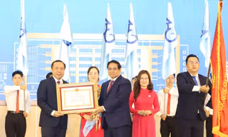 Thủ tướng trao Huân chương Lao động hạng Nhất tặng Đại học Quốc gia TPHCM