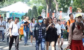 Chơi nốt ngày nghỉ cuối, dân Sài Gòn đổ về Thảo Cầm Viên