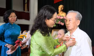 TPHCM trao huy hiệu cho gần 100 đảng viên dịp kỷ niệm ngày thành lập Đảng