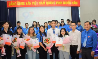 Trao giải cuộc thi sáng tác logo kỷ niệm 90 ngày thành lập Đoàn TNCS Hồ Chí Minh