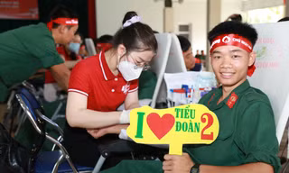 Chiến sĩ trẻ trường Quân sự năng nổ hiến máu tại ngày hội Chủ nhật Đỏ