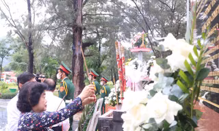 Đoàn đại biểu TPHCM dâng hương tưởng niệm Anh hùng liệt sĩ tại Côn Đảo 