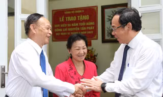 Bí thư Thành ủy Nguyễn Văn Nên thăm, chúc mừng nhà giáo lão thành