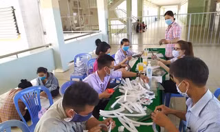 Tuổi trẻ BVĐK Bình Thuận làm kính bảo hộ tặng y bác sỹ chống dịch 