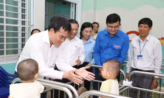 Thăm trung tâm nuôi dạy trẻ, Phó Thủ tướng giải quyết 'nóng' nhu cầu thiết thực của thiếu nhi