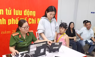 Hình ảnh người dân đi metro, làm tài khoản định danh ngay tại ga ngầm Bến Thành 