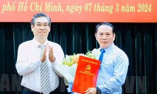 Trao quyết định của Ban Thường vụ Thành ủy TPHCM về công tác cán bộ