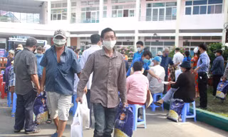 Chuyến xe 'San sẻ yêu thương' mang thực phẩm tới bà con nghèo 