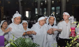 Lý Hùng nghẹn ngào nói lời tri ân trước giờ đưa NSND Lý Huỳnh về nơi an nghỉ cuối cùng