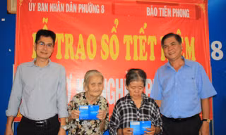 Báo Tiền Phong tặng sổ tiết kiệm cho hai hoàn cảnh khó khăn tại TPHCM