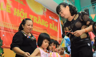 Báo Tiền Phong tổ chức Tết Trung thu cho hơn 400 em nhỏ Tiền Giang