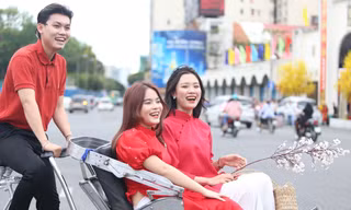 Bạn trẻ TPHCM diện áo dài rực rỡ chụp ảnh trước chợ Bến Thành