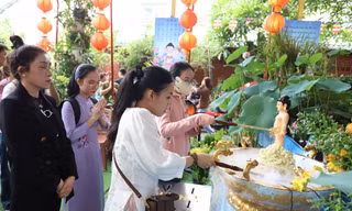 Ngày rằm Phật đản, người dân đến chùa tắm Phật, cầu an
