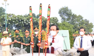 Lãnh đạo TPHCM dâng hương tưởng nhớ các anh hùng liệt sĩ