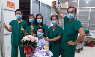 'Âm tính rồi, âm tính rồi. Cố lên, chúng ta sắp được ăn Tết rồi'