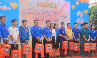 Ngày hội Xuân yêu thương chia sẻ với thanh niên khó khăn