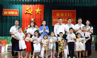 Những món quà nghĩa tình đất liền gửi Trường Sa thân yêu